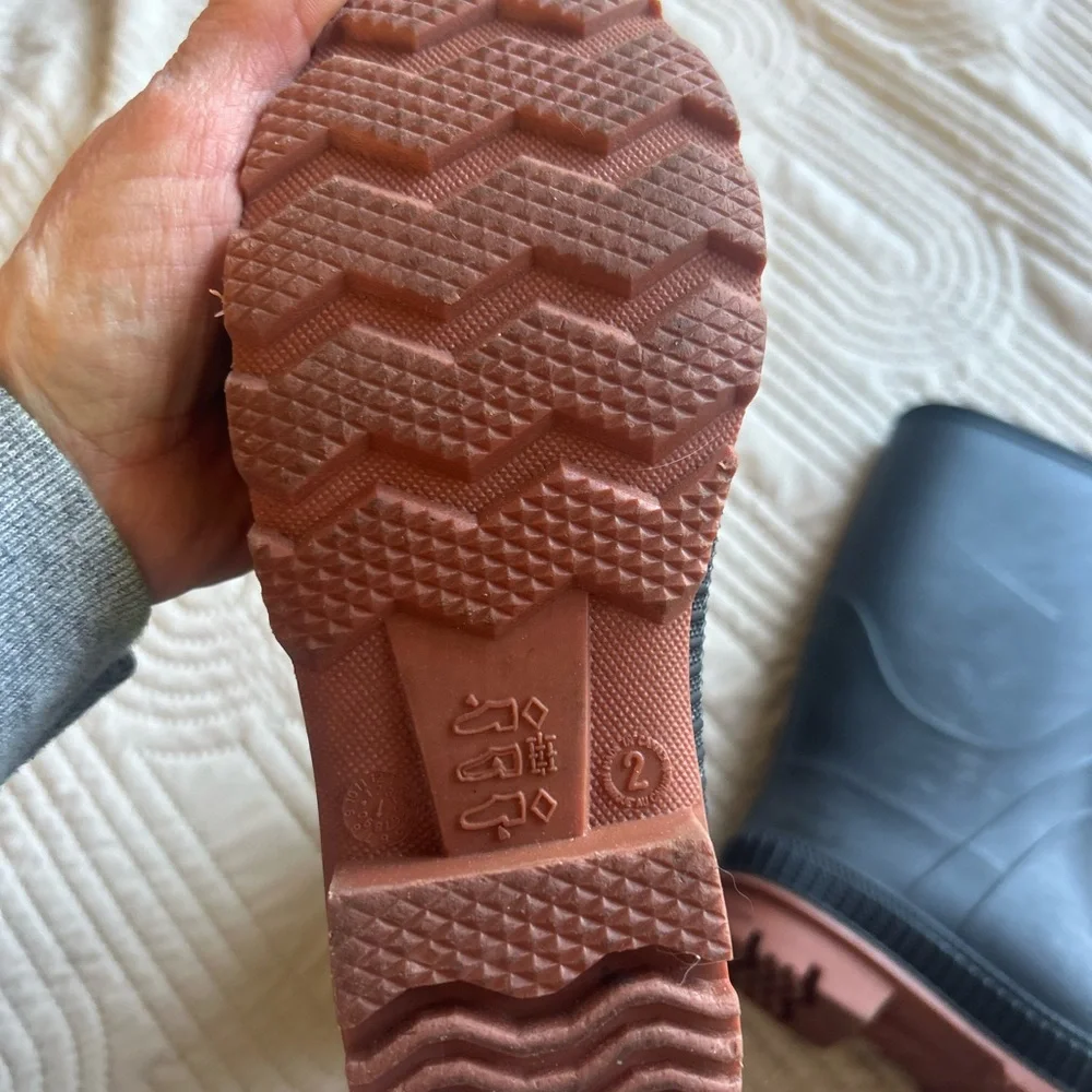 Kids navy rain boots size 2. No insoles. Decent shape, mild scratches.